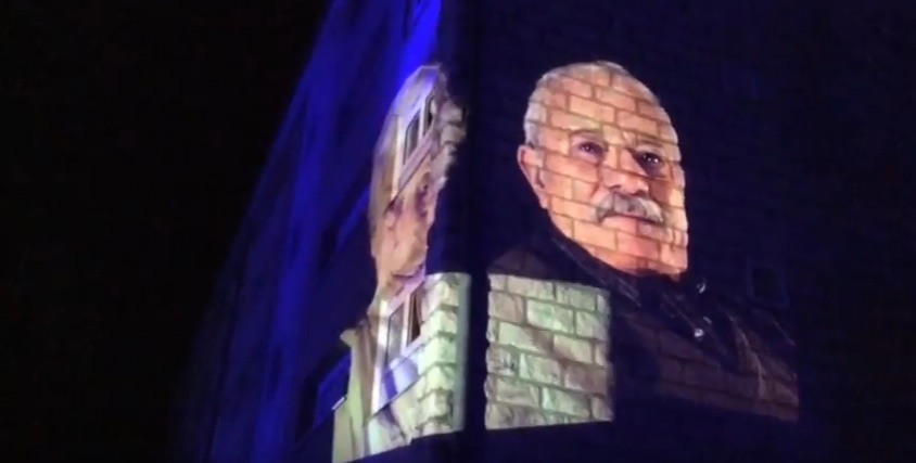 Des message et des visages sur les murs