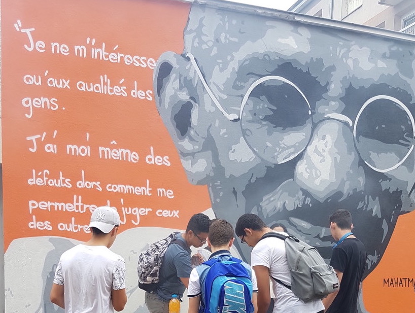 Des jeunes réalisent une fresque promouvant le vivre-ensemble