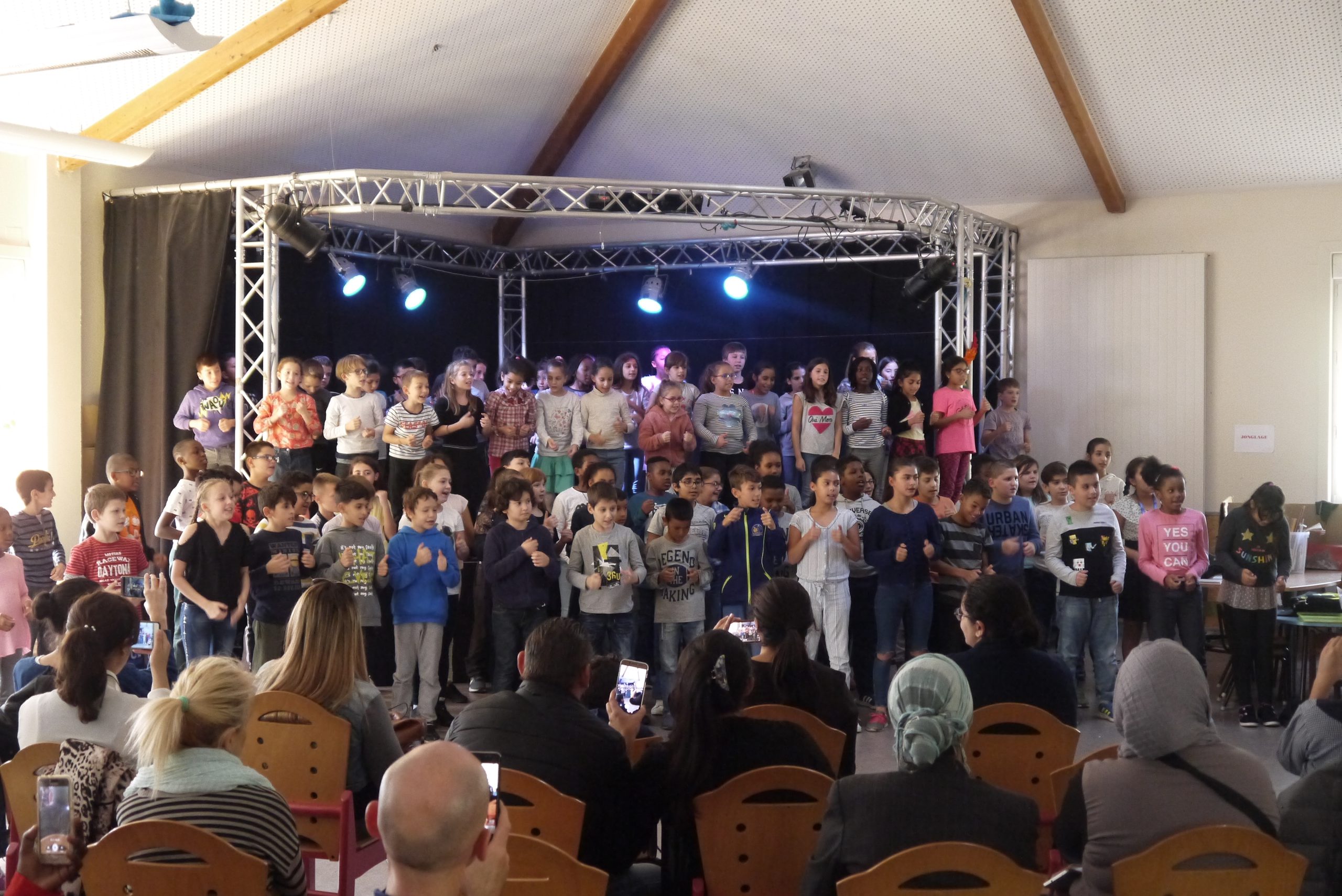 Des enfants nous expliquent les enjeux des écrans en chanson