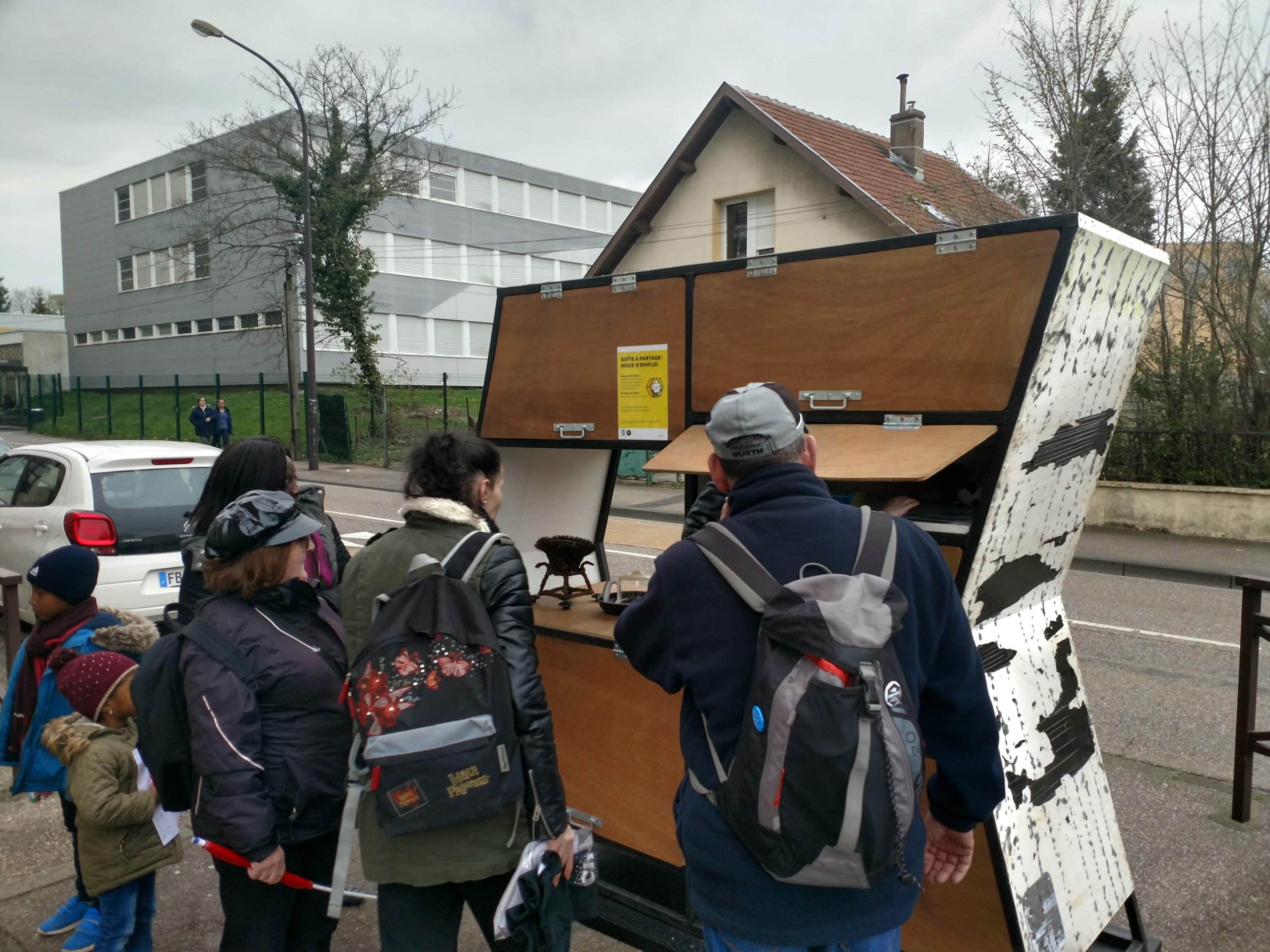 Photos : installation de la première « Boîte à partage »