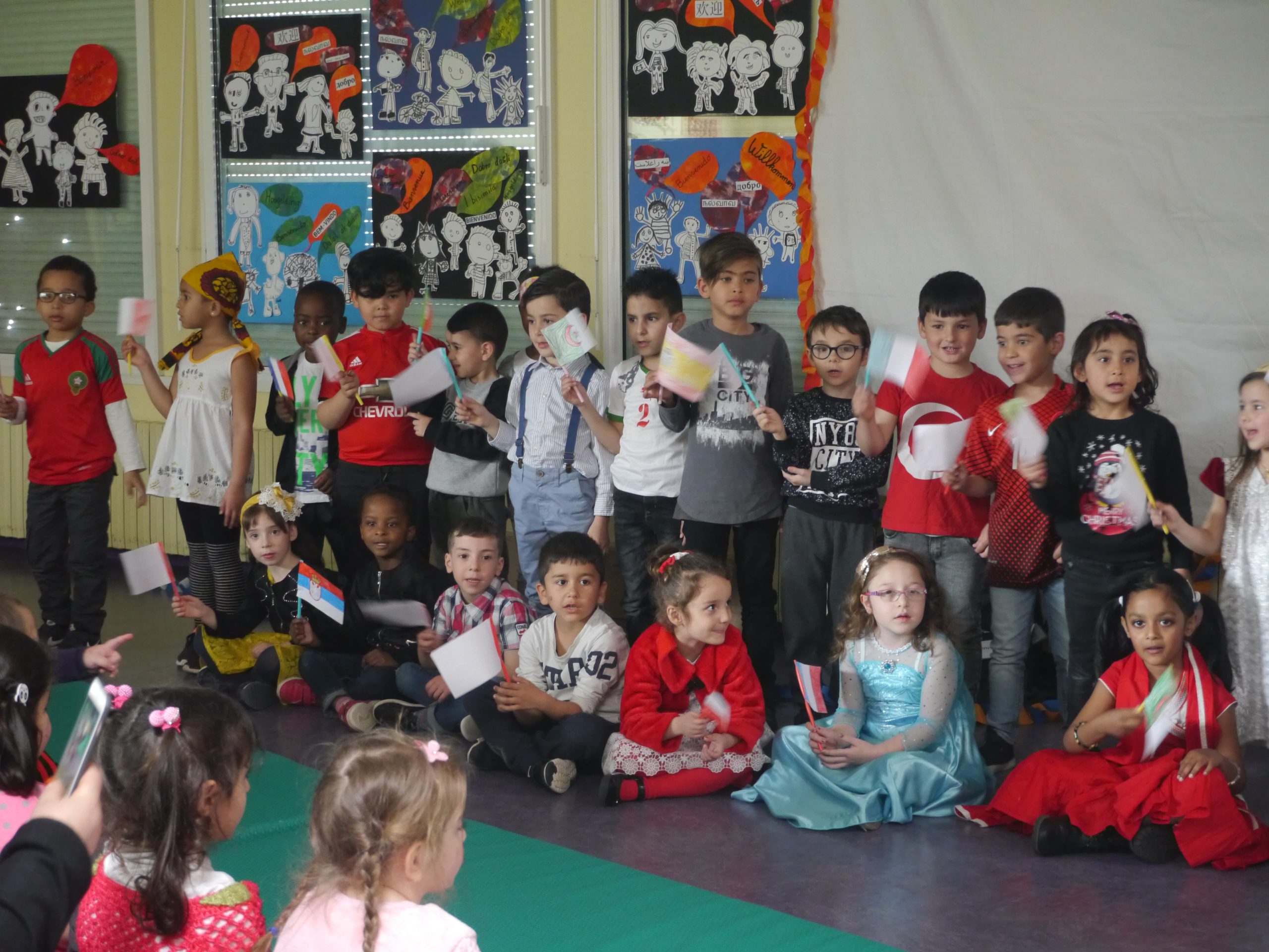 Les enfants de l’école Les Mésanges découvrent leurs « sacs à histoires »