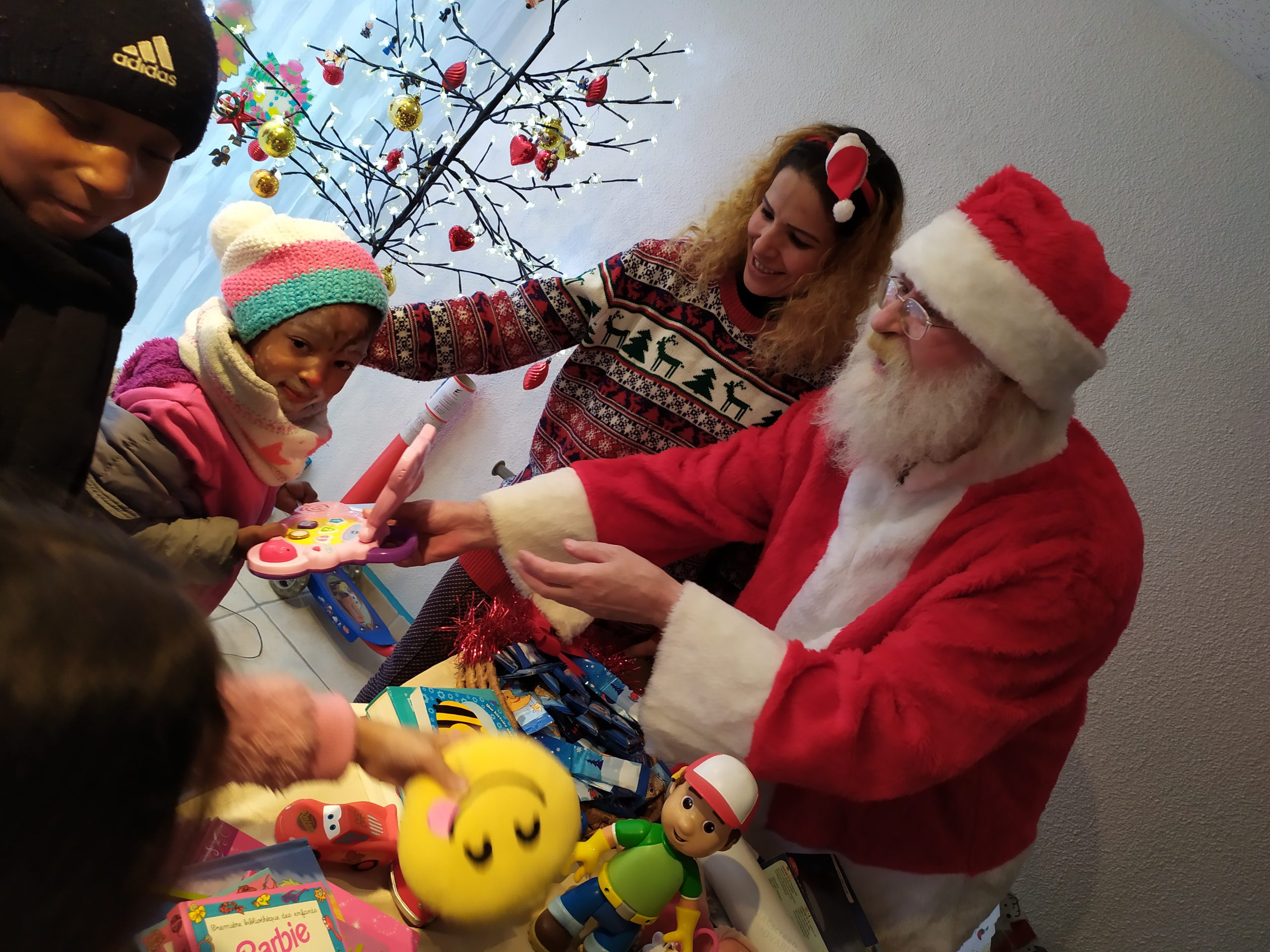 La Trucothèque distribue des cadeaux aux enfants du quartier