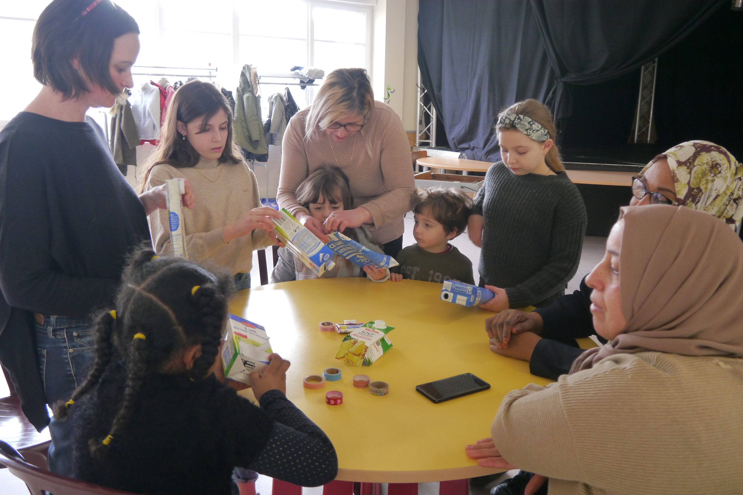 À l’ADACS, les familles se retrouvent pour des ateliers écolo-bricolo