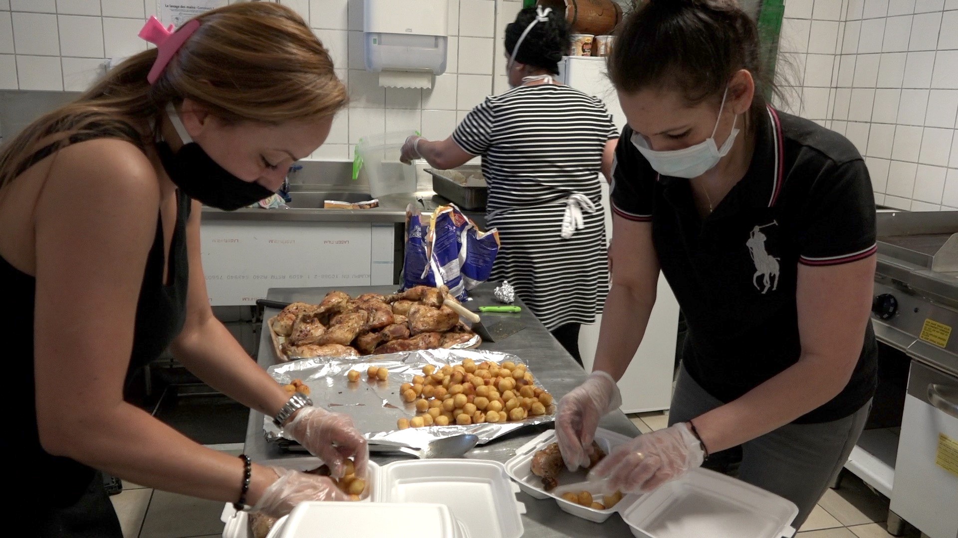 L’ESAP distribue des repas aux personnes dans le besoin