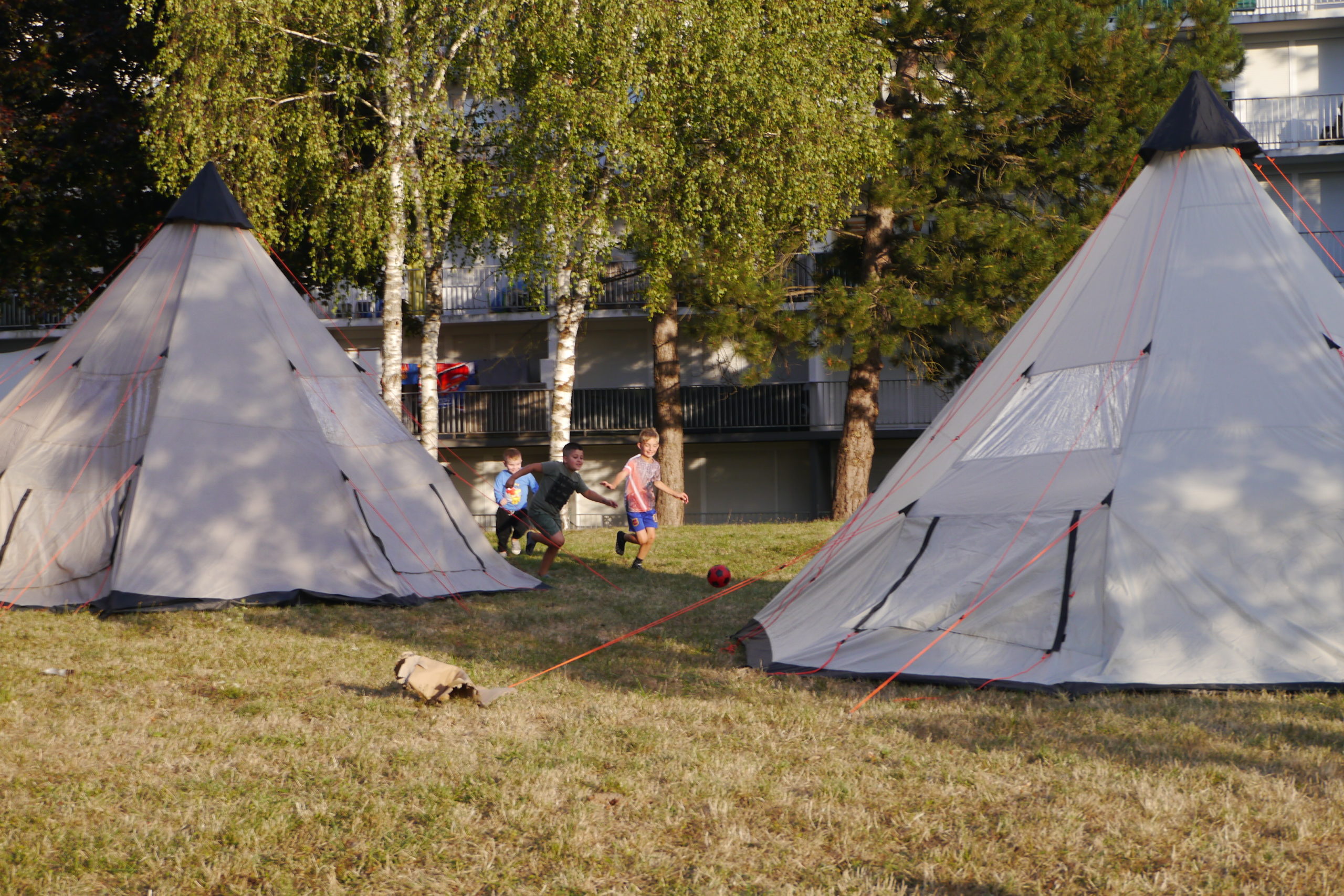 A Vallières, les enfants dorment sous des tipis