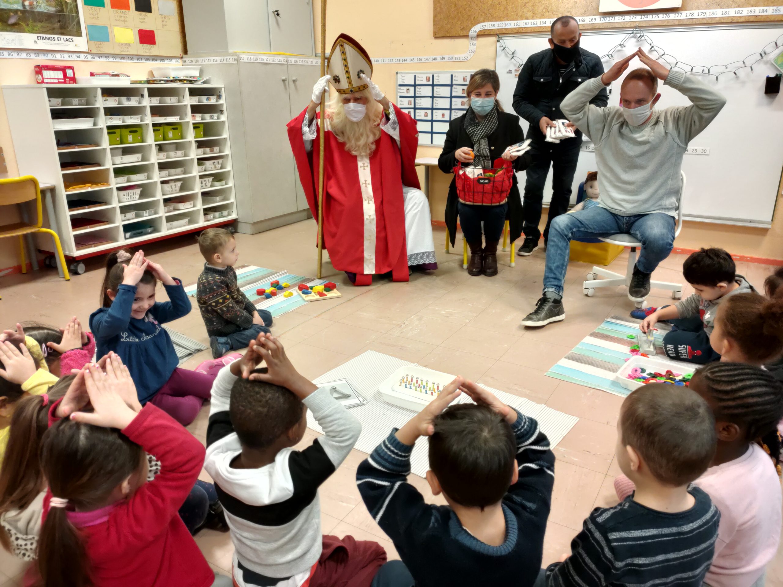 Saint-Nicolas rend visite aux enfants de Borny