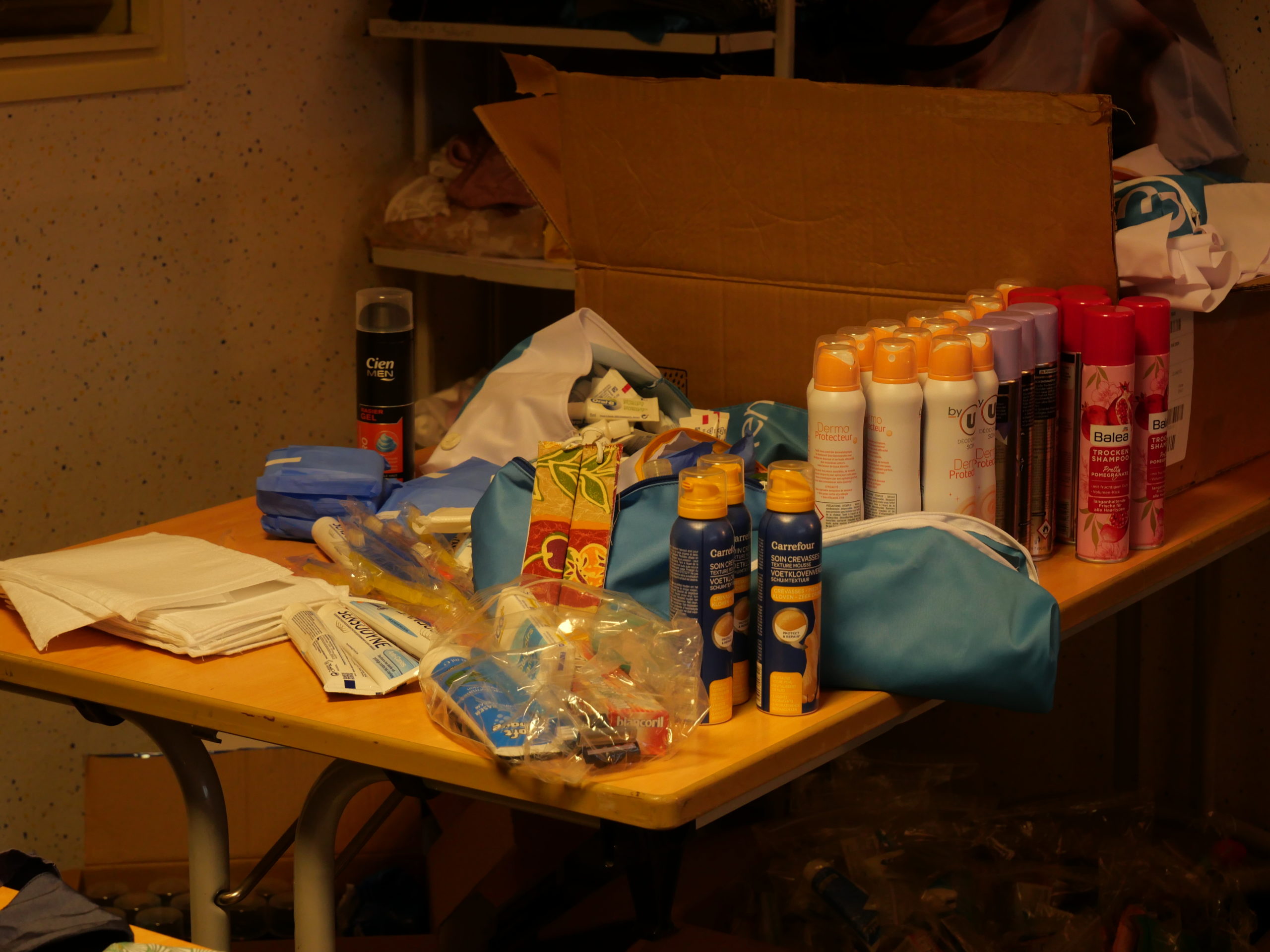 Une distribution de kits hygiéniques pour les personnes sans abri