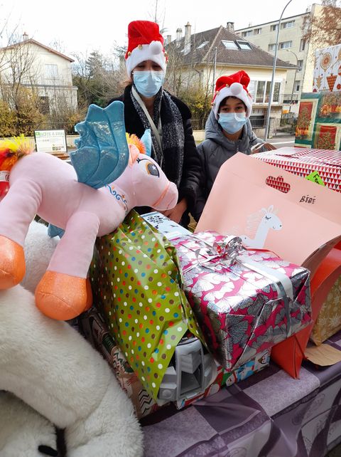 La Trucothèque fait sourire les enfants avec sa distribution de jouets