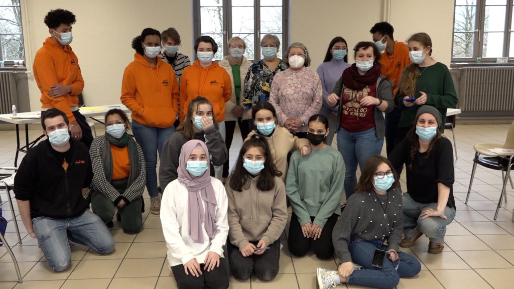 photo de groupe avec éco-club de la MJC, volontaires d'Unis-Cité et conseillers citoyens de Borny