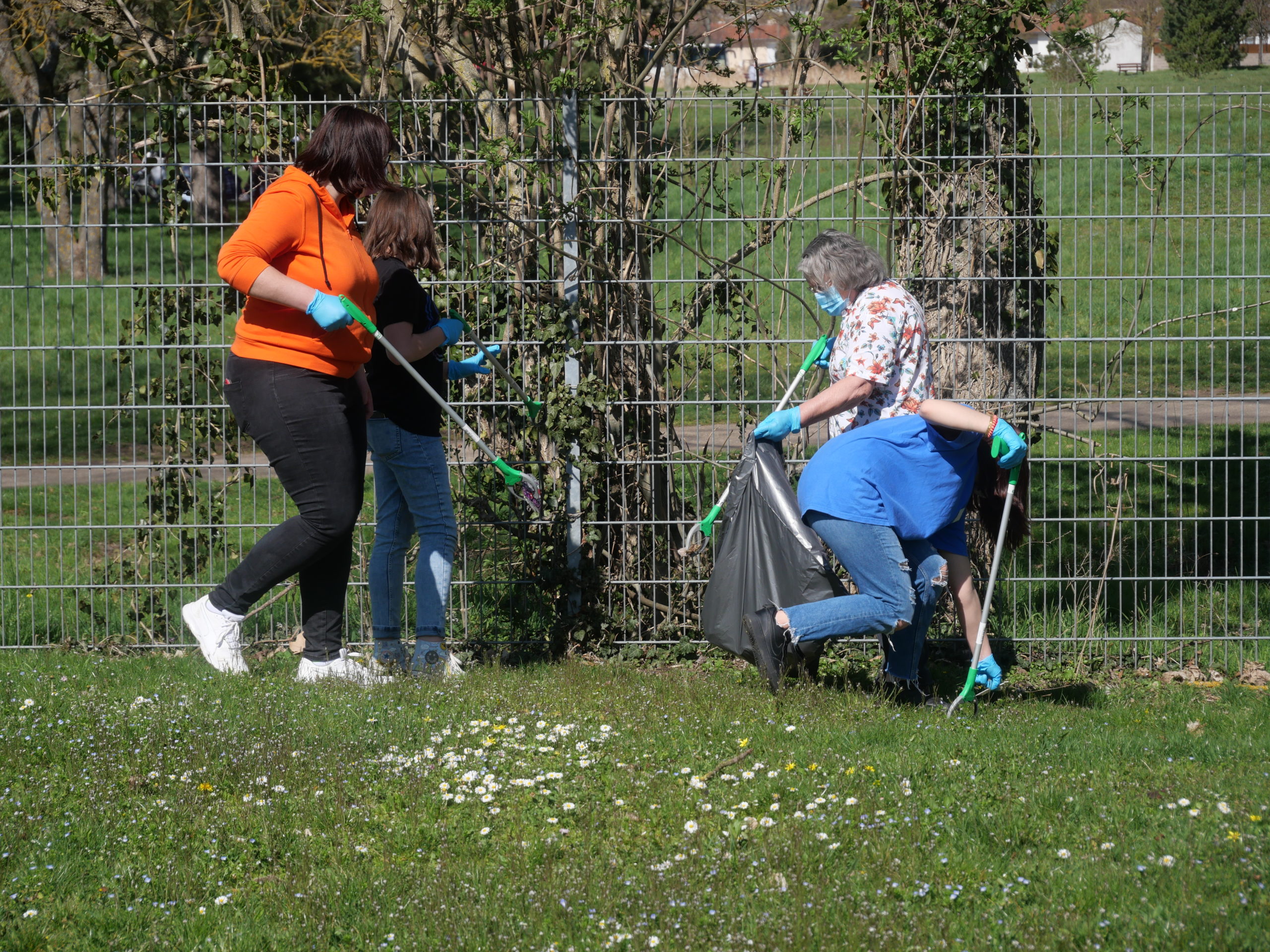 La “clean walk” à la MJC de Borny, avec l’éco-club et Unis-Cité