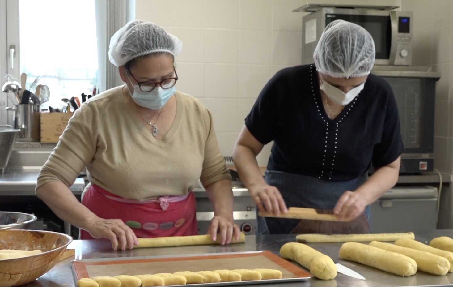 Fabrication de gâteaux orientaux par des volontaires à la MJC de Metz-Borny