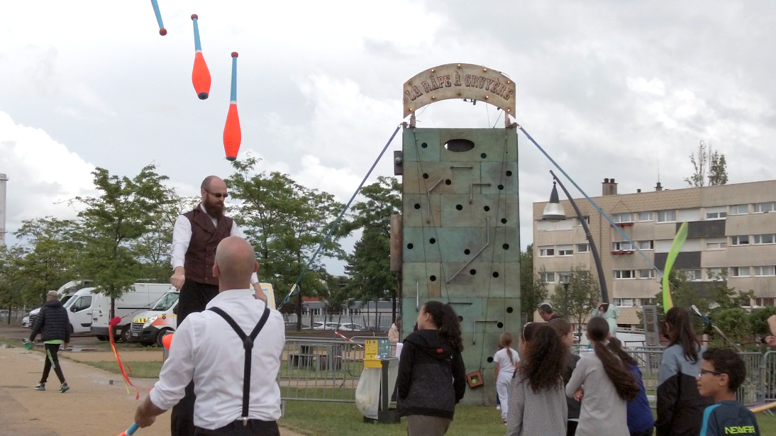 Gros plan sur VOILA L’ÉTÉ : la fête foraine excentrique proposée par Bouche à Oreille le 4 juillet dernier à Borny