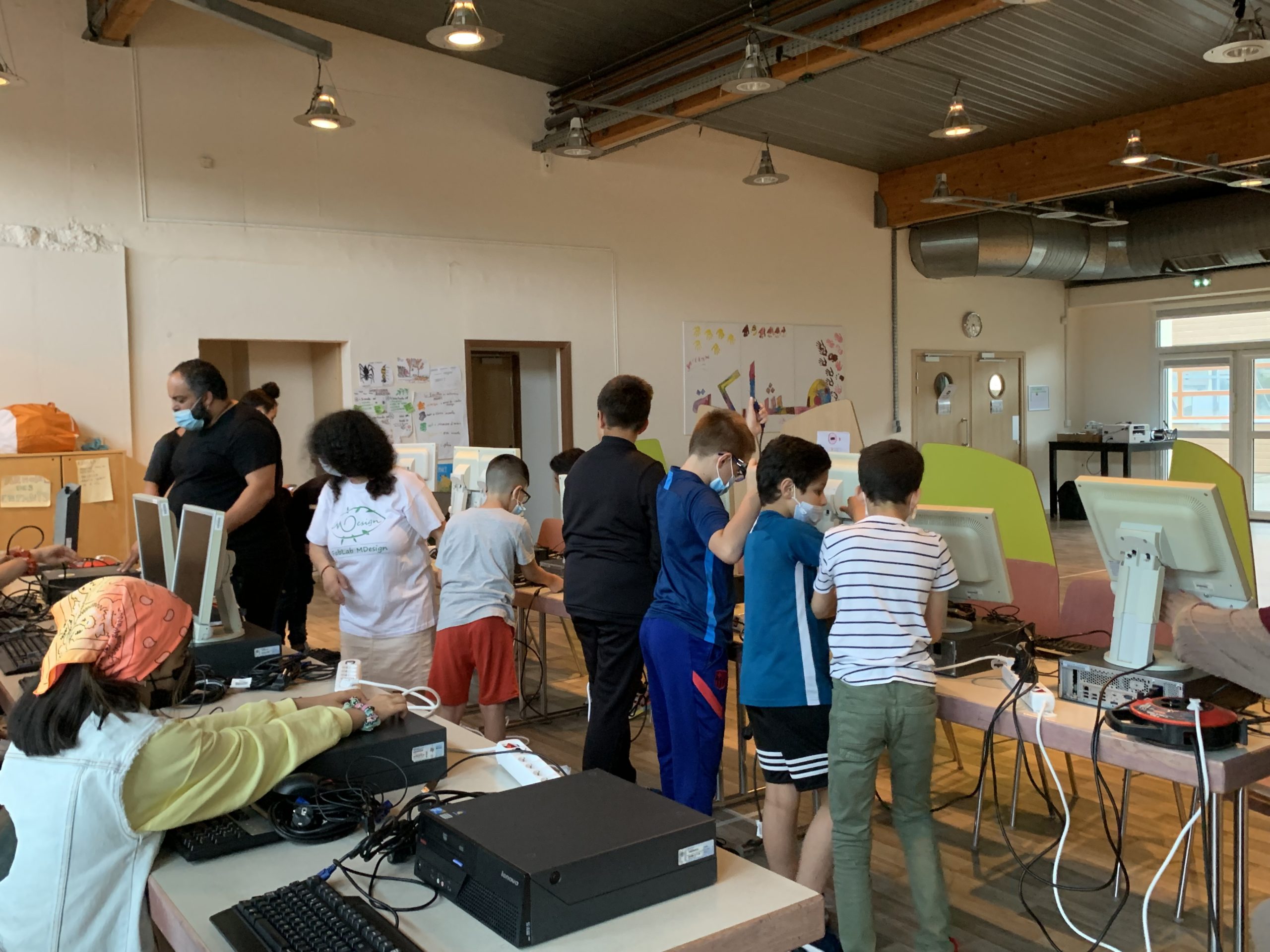 Distribution d’ordinateurs aux élèves de l’école Pierre et Marie Curie à la MJC Boileau Pré-génie