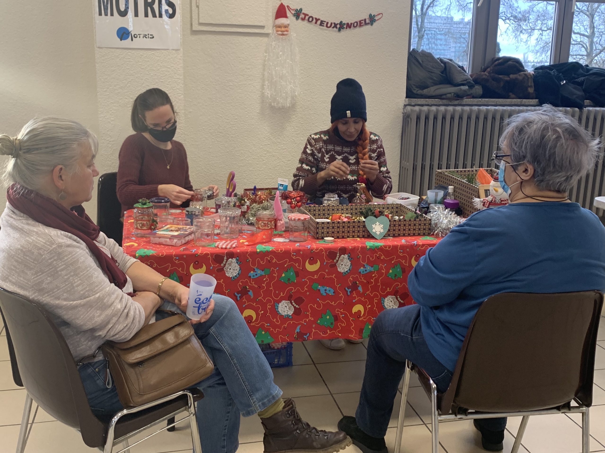 Zone de gratuité et ateliers de Noël au centre socio-culturel Bon Pasteur.