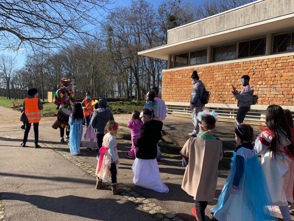 Le défilé du Carnaval part du Centre social Petit Bois de Metz Borny