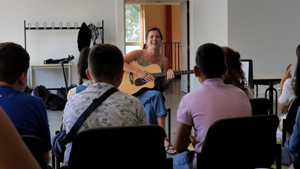 Aurore Reichert, alias Mira Cétii, devant les élèves du collège Paul Valéry de Metz-Borny