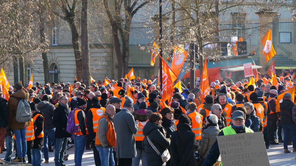 Des militants, place de la République à Metz, lors de la manifestation contre la réforme des retraites le 7 février 2023. Crédit : Aurélien Zann