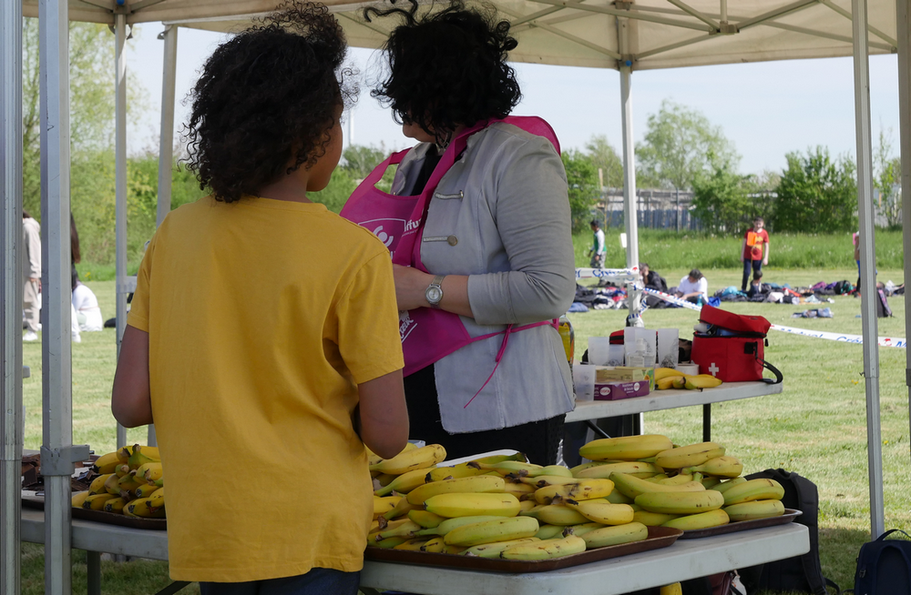 Bananes, chocolats et verres d'eau sont distribués aux élèves pour leurs efforts