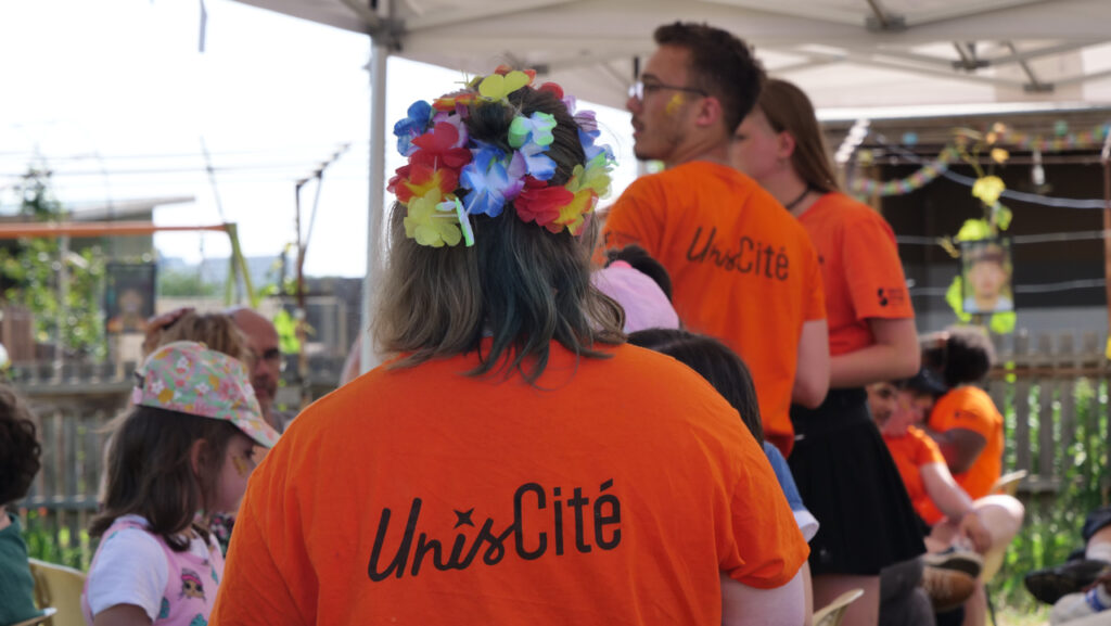 Des volontaires en Service Civique d'Unis-Cité aux jardins de l’Anneau | Photo BORNYBUZZ / Aurélien ZANN