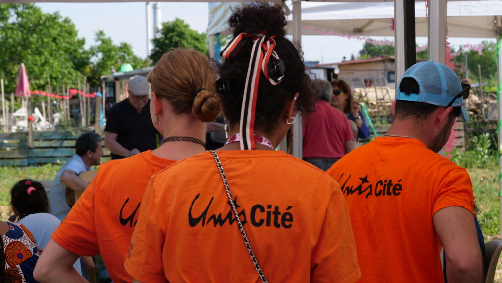 Des volontaires en Service Civique d'Unis-Cité écoutent Yalil | Photo BORNYBUZZ / Aurélien ZANN