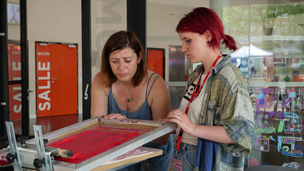 Atelier de sérigraphie du FabLab de Bornybuzz Numérique avec Tatiana | Photo BORNYBUZZ / Aurélien ZANN