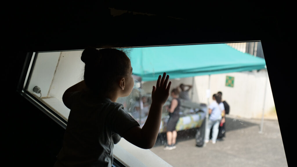 Une enfant regarde le parvis de la BAM depuis un studio | Photo BORNYBUZZ / Aurélien ZANN