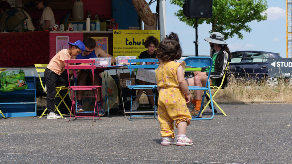 Une enfant observe les activités de Bouche à Oreille devant le Tohu Bahut | Photo BORNYBUZZ / Aurélien ZANN