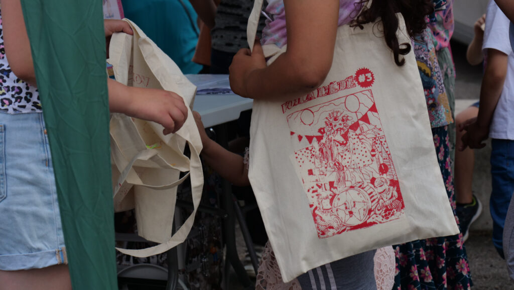 Le Totebag "Voilà l'été", sérigraphié par le FabLab de Bornybuzz Numérique d'après l'affiche de Val l'Enclume | Photo BORNYBUZZ / Aurélien ZANN