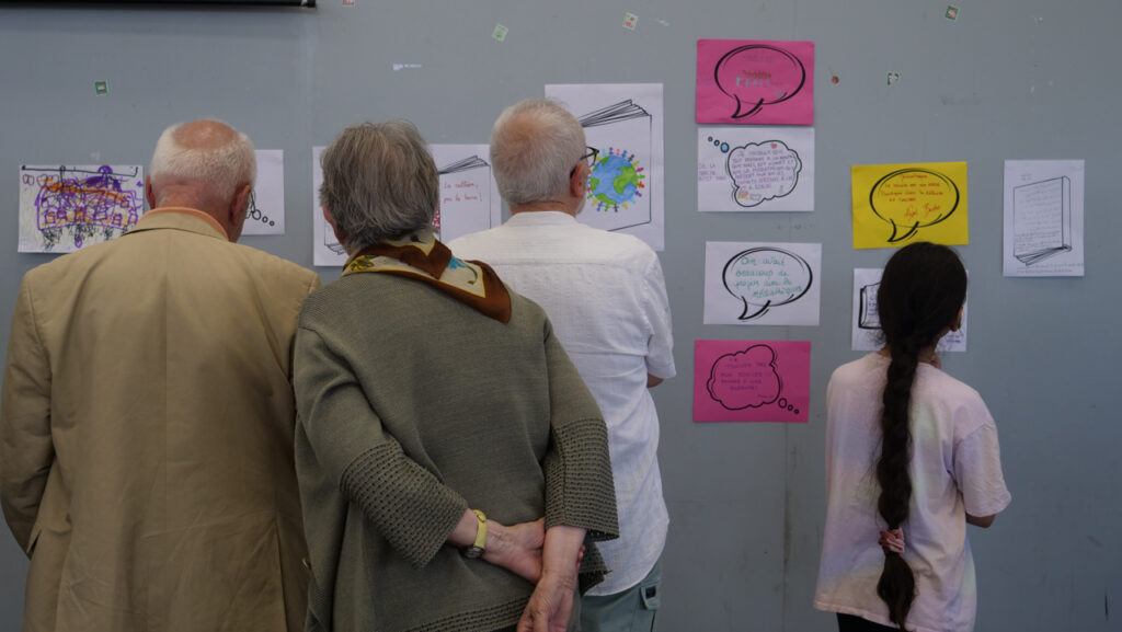 Les habitants de tous âges regardent les messages de soutien à la médiathèque Jean Macé détruite le 30 juin 2023 | Photo BORNYBUZZ / Aurélien ZANN