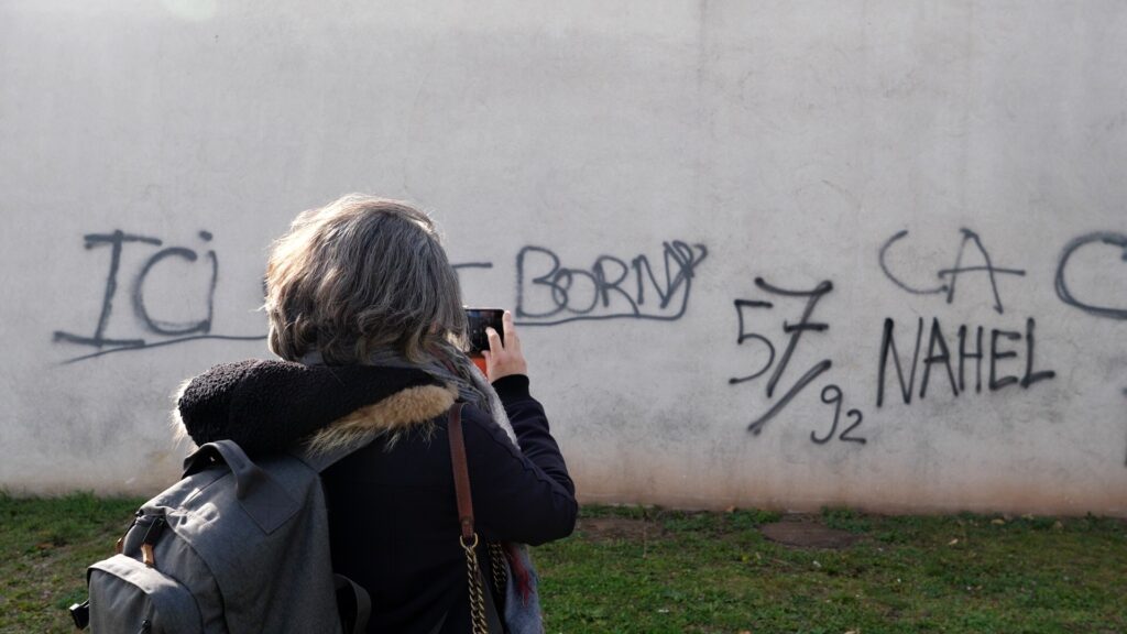 Martine Abat, documentariste sonore pour Les Pieds sur terre de France Culture prend une photo de la Mairie de quartier de Metz Borny incendiée | Photo BORNYBUZZ / Aurélien ZANN