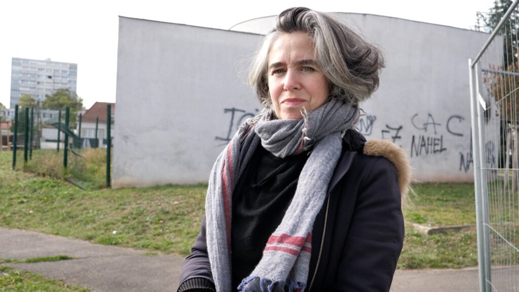 La documentariste sonore Martine Abat, devant la Mairie de quartier de Metz Borny incendiée, pendant l'enregistrement du Podcast Les Pieds sur terre de France Culture | Photo BORNYBUZZ / Aurélien ZANN