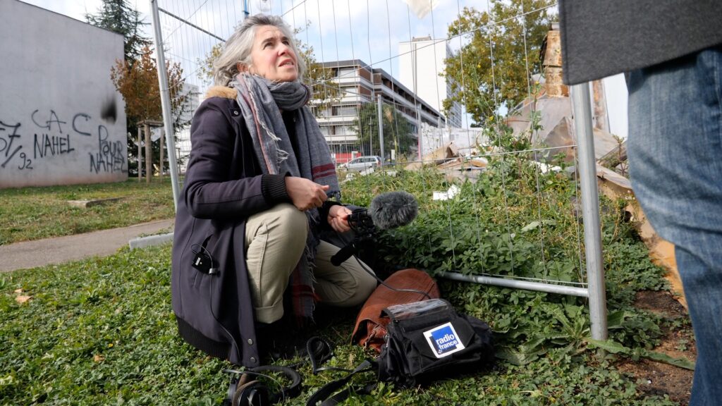 Devant la médiathèque et la mairie de quartier incendiées de Metz Borny, Martine Abat, recueille des témoignages pour l'émission Les Pieds sur terre (France Culture) | Photo BORNYBUZZ / Aurélien ZANN