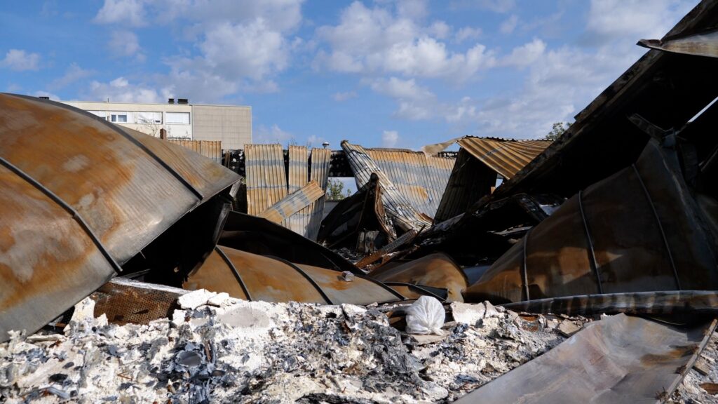 Les restes calcinés de la médiathèque Jean Macé incendiée le 30 juin à Metz Borny, pendant les mouvements sociaux consécutifs au meurtre de Nahel par un policier à Nanterre | Photo BORNYBUZZ / Aurélien ZANN