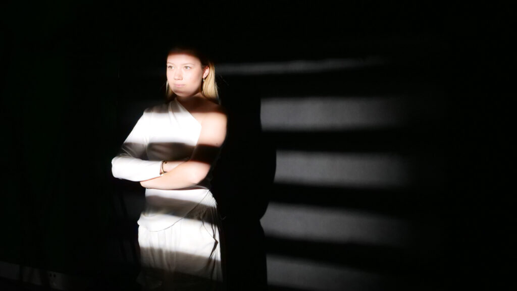 La rappeuse Juliane Permay teste les lumières avec Tristan Galek au studio Bornybuzz Vidéo | Photo BORNYBUZZ / Aurélien ZANN