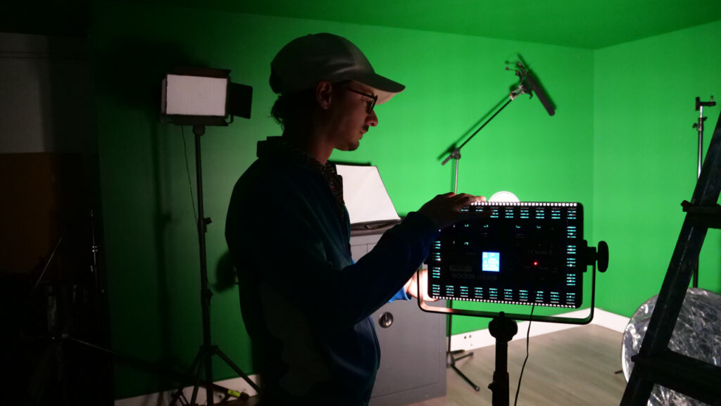 François-Xavier Mercoeur, stagiaire à Bornybuzz Vidéo, installe un panneau LED au studio | Photo BORNYBUZZ / Aurélien ZANN