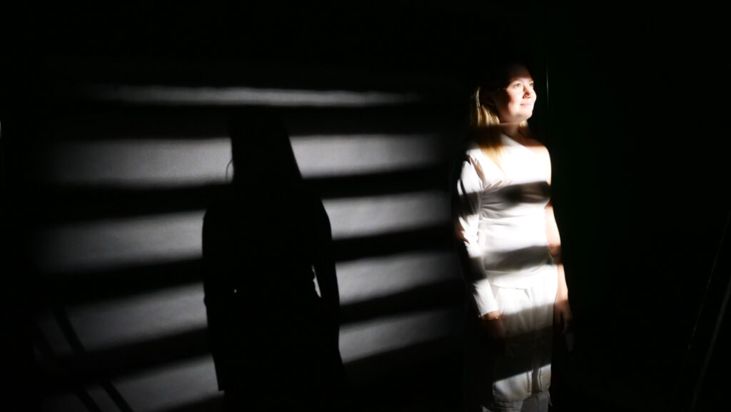 Lumières sur la rappeuse Juliane Permay en tournage au studio Bornybuzz Vidéo | Photo BORNYBUZZ / Aurélien ZANN