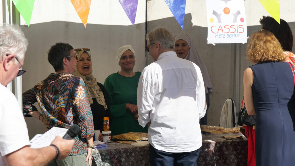 François Grosdidier, Maire de Metz sur le stand de Cassis, au forum des associations Ça bouge à Borny volume 2 | Photo et graphisme BORNYBUZZ / Aurélien ZANN