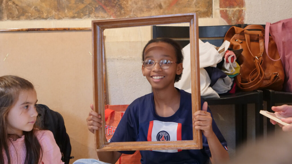 Des enfants du P'tit Lab de l’association Bouche à Oreille (BAO), choisissent les cadres pour leurs dessins à l'encre de chine. Accrochage de l'exposition Portraits sonores, le 6 juillet au Cloître des Récollets à Metz | Photo et graphisme BORNYBUZZ / Aurélien ZANN